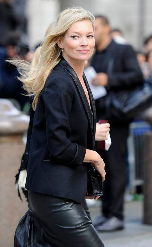 Zádušní mše za módního návrháře Alexandra McQueena - Kate Moss