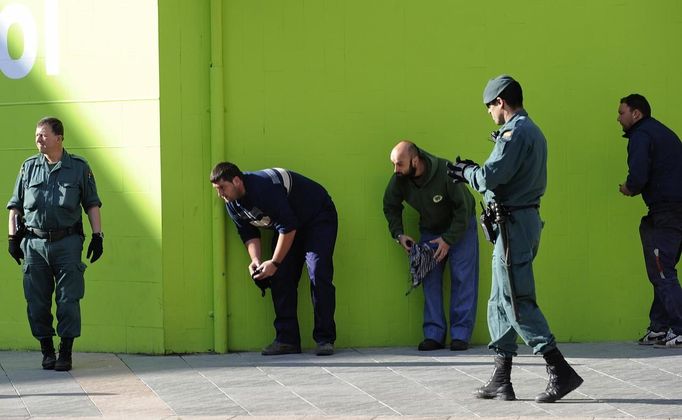 Coal miners are identified and searched by the Civil Guard during road control in one of the main entrances of the Pola de Lena, northern Spain June 14, 2012. The miners were protesting against the government's proposal to decrease funding for coal production. REUTERS/Eloy Alonso (SPAIN - Tags: CIVIL UNREST BUSINESS EMPLOYMENT ENERGY) Published: Čer. 14, 2012, 5:17 odp.