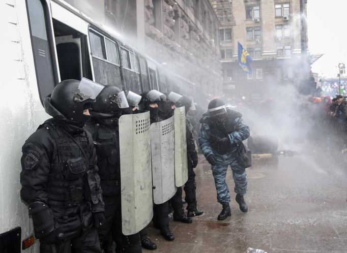 Dílčí vítězství lidí z ulice: ve středu u radnice zahnali těžkooděnce do policejních autobusů.