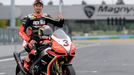 Max Biaggi pózuje se svojí Aprilí jako mistr světa superbiků 2012.