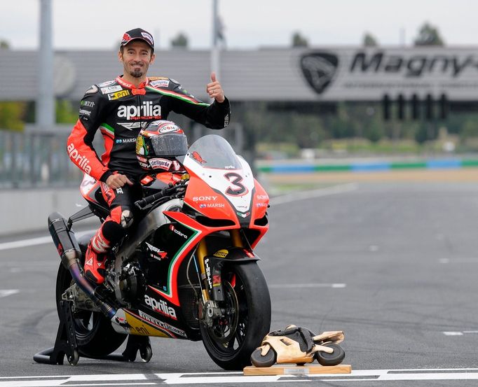 Max Biaggi pózuje se svojí Aprilí jako mistr světa superbiků 2012.