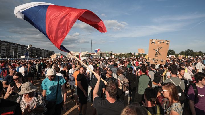 "Děti revoluce dospěly." Babiš by měl přerušit výkon všech funkcí, píší německá média