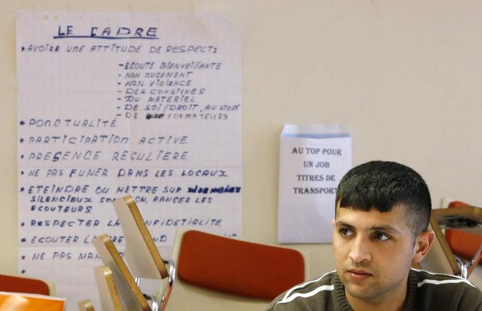 Unemployed Belgian Mohamed Sammar listens to instructor Astanda Tarnava (unseen) during a "Fit for a job" coaching course in Brussels July 2, 2013. Sammar, 27, has been looking for a job in the construction sector for 2 years. "Fit for a job" is the initiative of former Belgian boxing champion Bea Diallo, whose goal was to restore the confidence of unemployed people and help them find a job through their participation in sports. Picture taken July 2, 2013. REUTERS/Francois Lenoir (BELGIUM - Tags: SPORT BOXING SOCIETY BUSINESS EMPLOYMENT) Published: Čec. 5, 2013, 4:47 odp.