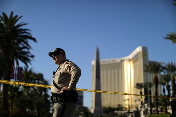 Policista před hotelem a kasinem Mandalay Bay, ze kterého zastřelil Stephen Paddock 59 lidí.