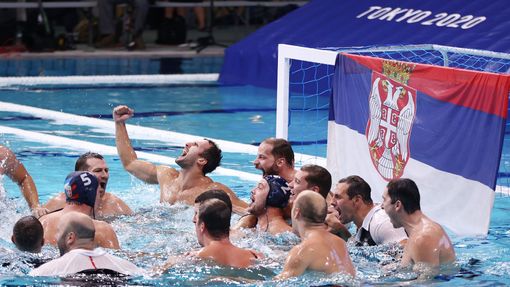 Radost vodních pólistů Srbska po zisku zlatých medailí. Ve finále si poradili s Řeckem.