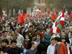 Po vyhlášení příměří organizací ETA vyšli Baskové do ulic s baskickými vlajkami Ikurriňami