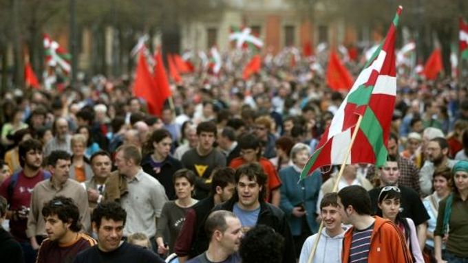 Pamplona (Navarra), 25. dubna. Po vyhlášení příměří organizací ETA vyšli Baskové do ulic s baskickými vlajkami Ikurriňami
