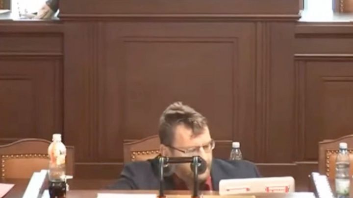 Volný naznačil Filipovi, že opět použije "flákanec". Pak si za pult sedl; Zdroj foto: YouTube/PSP ČR