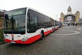 Hned u vchodu na Výstaviště parkuje 21 metrů dlouhý kloubový autobus Mercedes, který pražský dopravní podnik zkouší na lince na letiště.