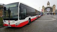 Hned u vchodu na Výstaviště parkuje 21 metrů dlouhý kloubový autobus Mercedes, který pražský dopravní podnik zkouší na lince na letiště.