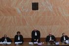Ústavní soud zrušil část průlomového verdiktu o dorovnání příjmů soudců, Pelikán to přivítal
