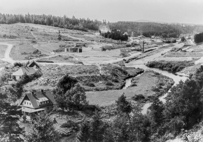 Pohled ze skály nad Švihovem směrem k přehradě. Zmizelá místa, které zatopila vodárenská nádrž Švihov na Želivce.