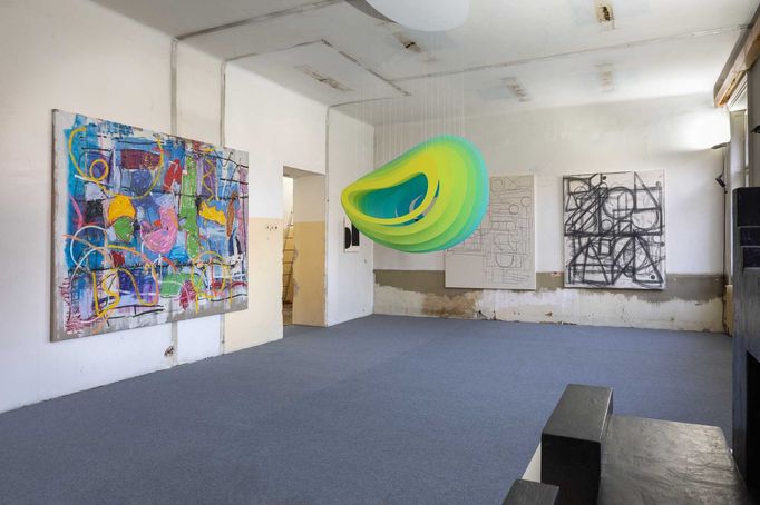 Z přehlídky výtvarných děl Art Index Pop-up v pražském paláci Bellevue. Na snímku díla Martina Lukáče, Davida Krňanského a Jana Kalába.