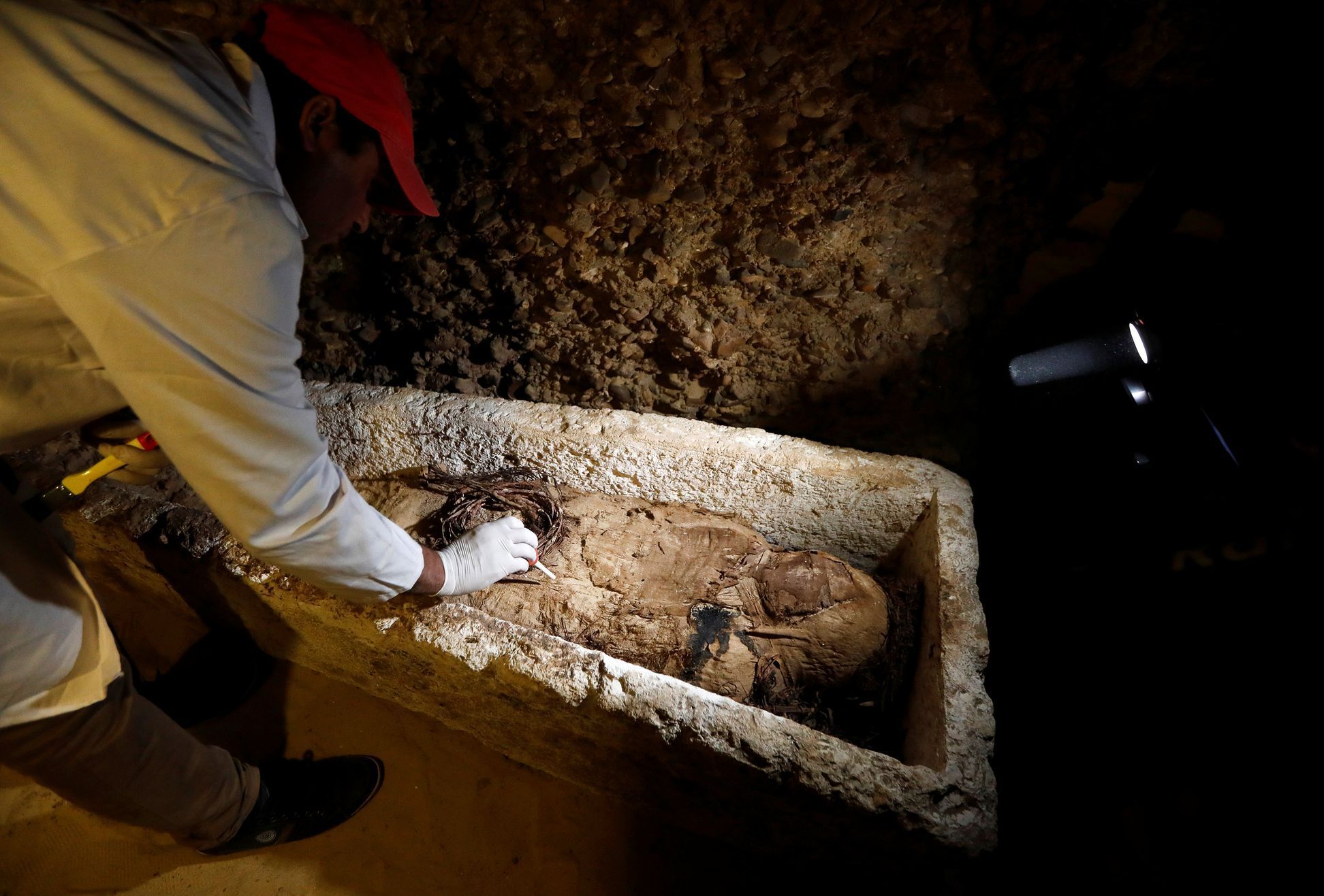 Archeologové objevili v egyptské provincii Mínjá jižně od Káhiry starověké pohřební komory, ve kterých se nachází asi 40 mumií různé velikosti i pohlaví.