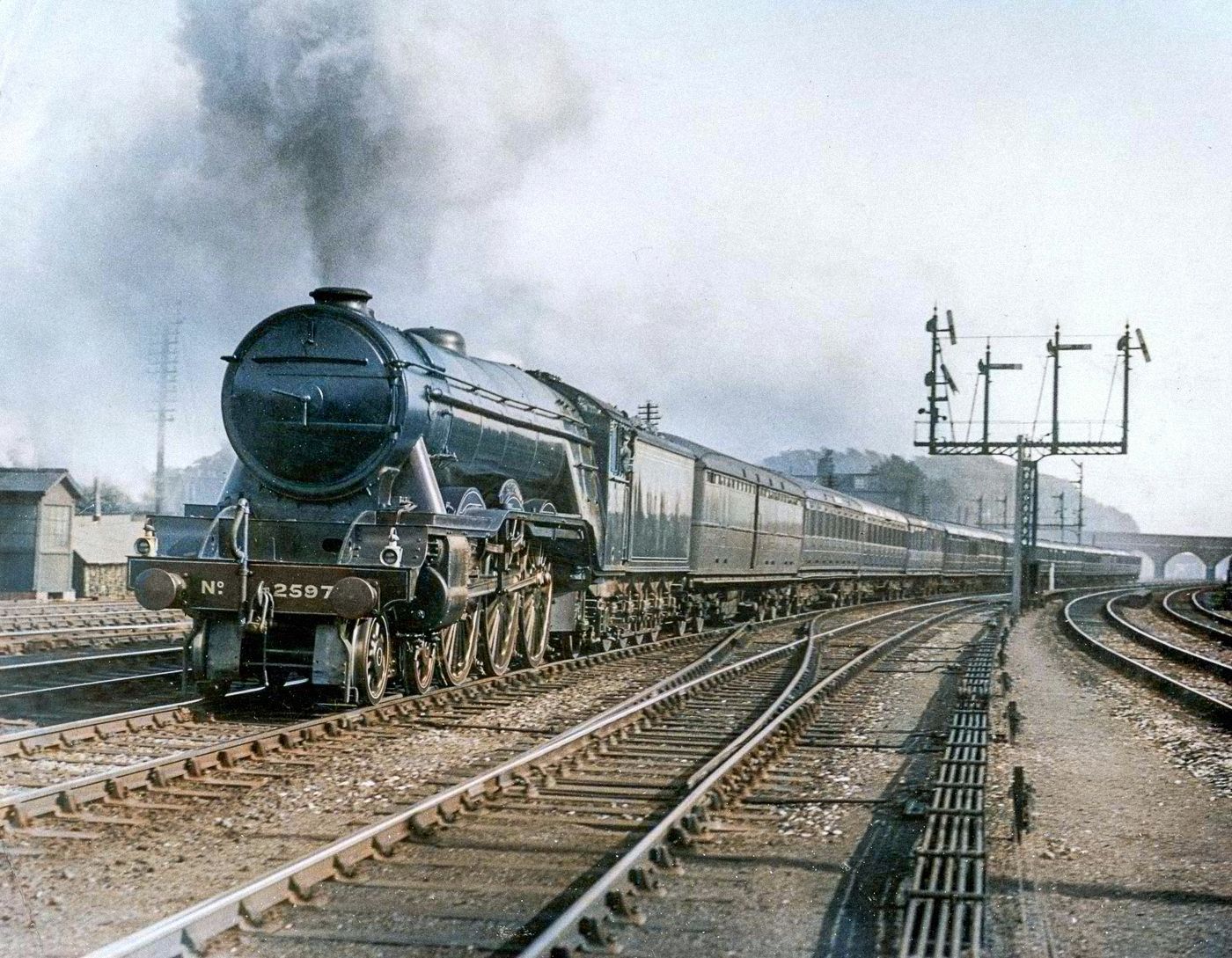 Tenkrát na železnici. Dým, pára a nostalgie: Kolorované poklady z kolejí dávných časů, železnice, historie, výročí, Magazín, kolorované fotografie