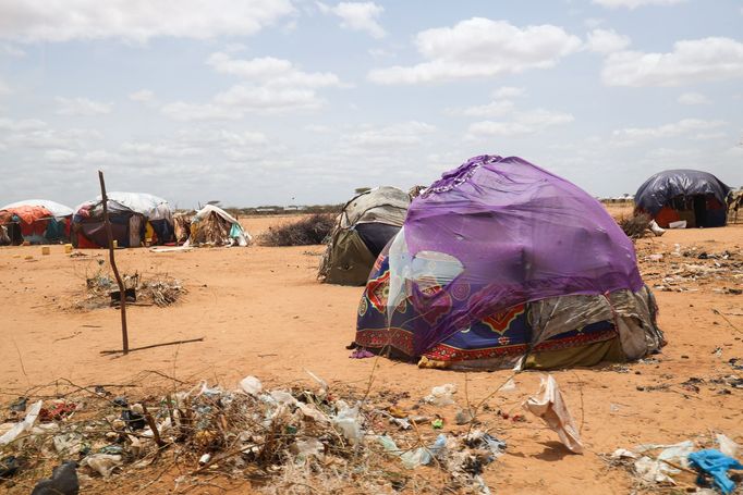 Snímek z Keňské republiky v Africe, která byla pořízena v oblasti města Dadaab v roce 2022, kde je i velký uprchlický tábor pro lidi, kteří byli postižení hladomorem.