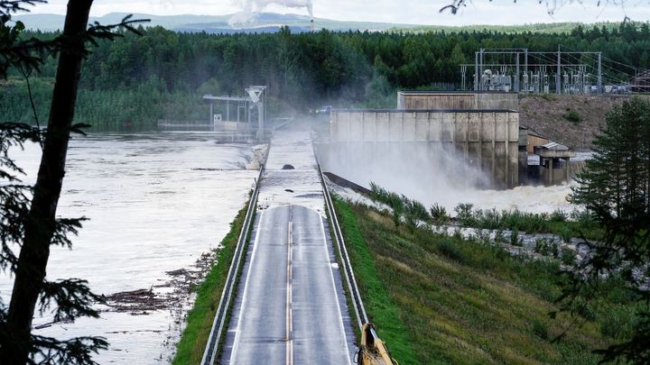 Vydatné lijáky v Norsku. Severovýchodně od Osla se částečně zhroutila hráz přehrady