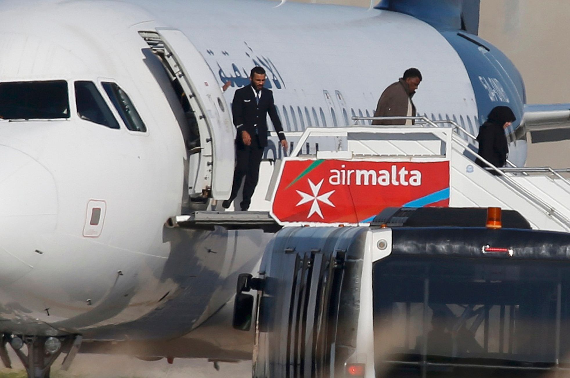 Část pasažérů opustila unesené letadlo.