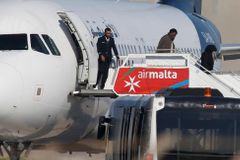Únosci libyjského letadla opustili stroj s posádkou, policie je zatkla. Jejich zbraně byly repliky