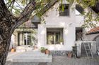 Pod starým ořechem. Jak slovenští architekti vdechli život ospalému domu