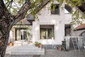 Pod starým ořechem. Jak slovenští architekti vdechli život ospalému domu