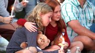 Děti se scházejí a truchlí na vigilii v parku Lynnhurst po střelbě ve škole Zvěstování.