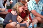 Děti se scházejí truchlí na vigilii v parku Lynnhurst po střelbě ve škole Zvěstování.