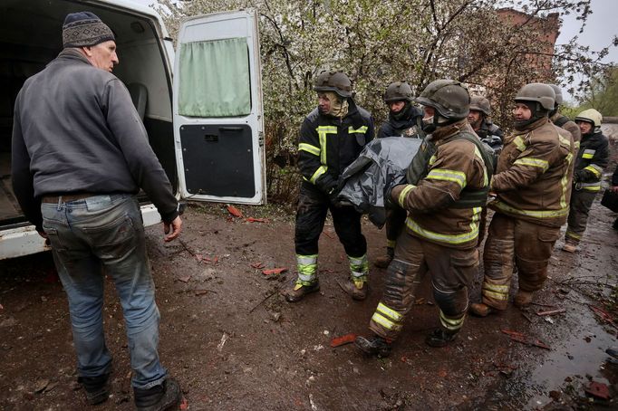 Při ruském raketovém útoku na Kupjansk zemřela pětapadesátiletá ředitelka místního muzea. V troskách záchranáři hledají další těla.