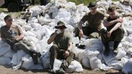 Bundeswehr se snaží ucpat protrženou hráz už několik dní.