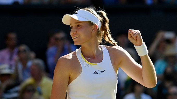 Jelena Rybakinová při utkání Wimbledonu.