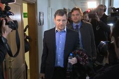 Rath po 12 hodinách dokončil závěrečnou řeč. Rozsudek v korupční kauze si vyslechne až za tři měsíce