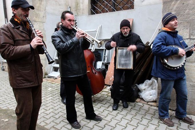 Před vstupem do bývalého kostela hrál při příchodu smutečních hostů dixielandový band.