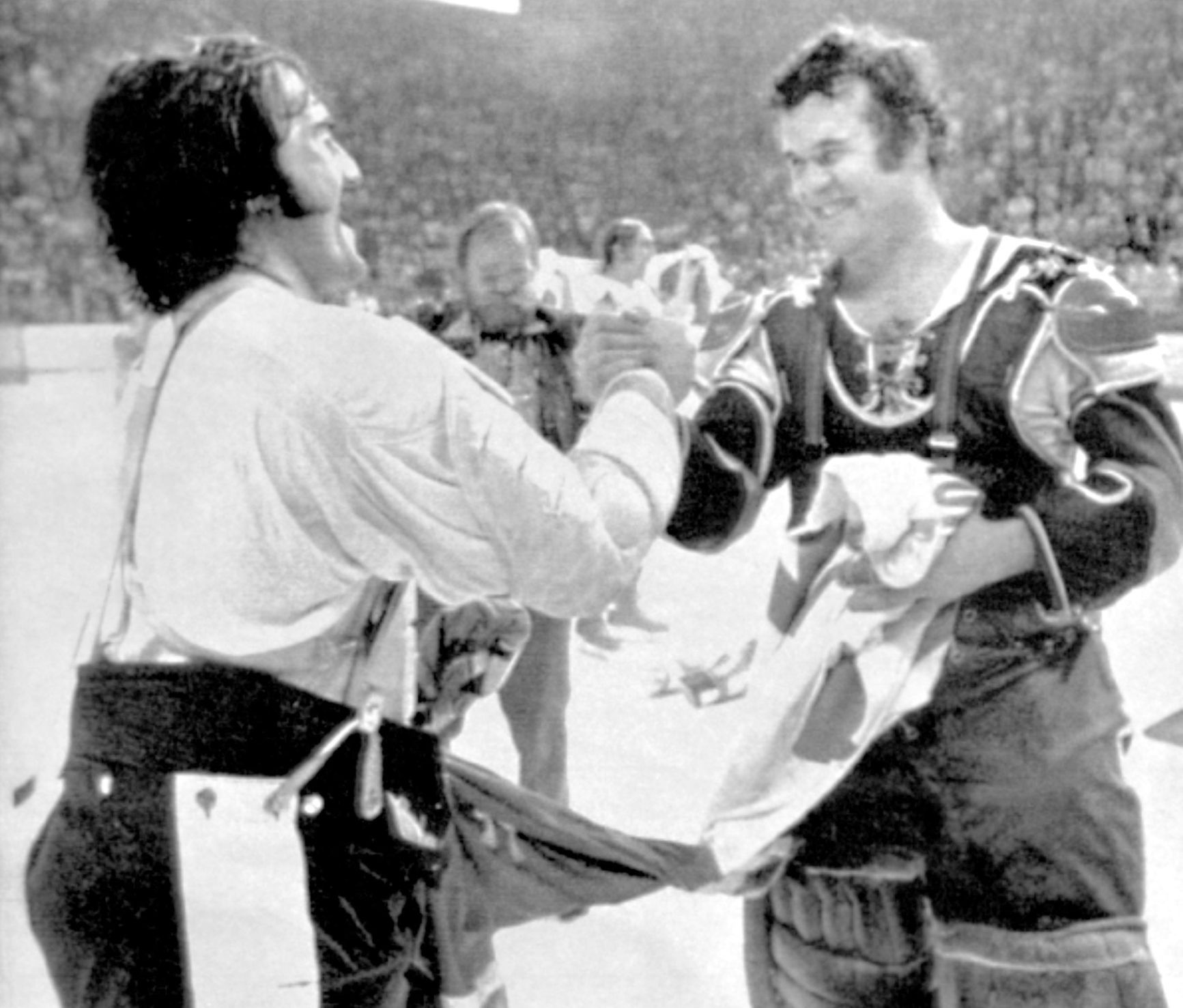 Kanadský pohár 1976, Československo-Kanada: Vladimír Dzurilla (vpravo) - Rogatien Vachon