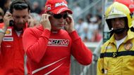 Smutný Kimi Räikkönen v boxech při kvaliikaci na Velkou cenu Monaka.