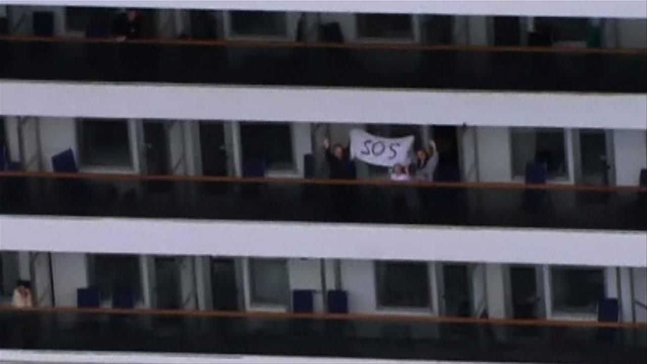 Video: Poškozená loď Carnival Triumph, která zapáchala výkaly tisíců cestujících, konečně dorazila do přístavu v Alabamě.