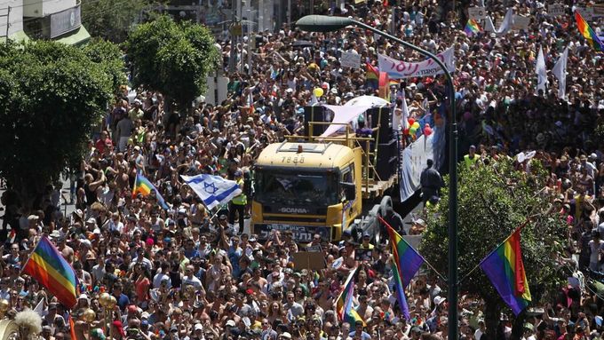 Gay pride parade v Tel Avivu. Průvod každoročně končí party na pláži. Tel Aviv je vyhledávaným cílem "gay turistiky".