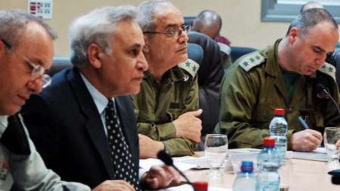 Izraelský prezident Kacav (vlevo) na zasedání armádního generálního štábu během války s Hizballáhem.