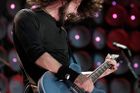 Zpěvák Foo Fighters si na koncertě zlomil nohu. Hrál ale dál