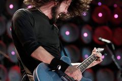 Zpěvák Foo Fighters si na koncertě zlomil nohu. Hrál ale dál