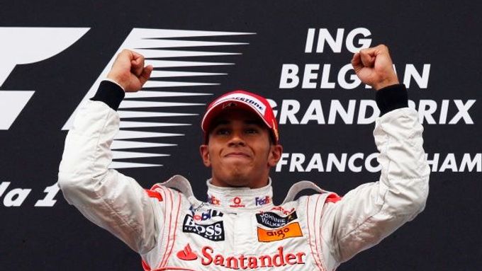 Lewis Hamilton se raduje z vítězství ve Velké ceně Belgie.