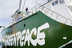 Ruský soud členy Greenpeace z vazby nepustí