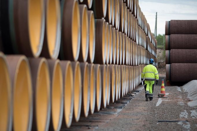 Materiál na stavbu plynovodu Nord Stream, připravený ve Finsku.