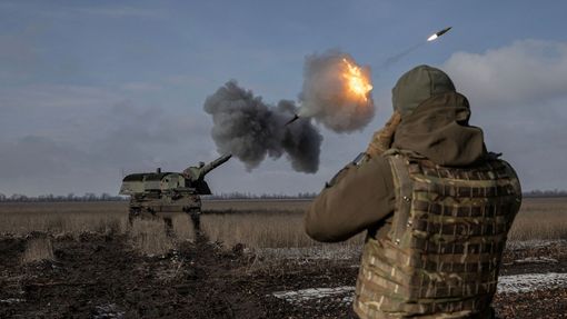 Ukrajinské dělostřelectvo pálí na ruské pozice nedaleko Bachmutu na Donbase.