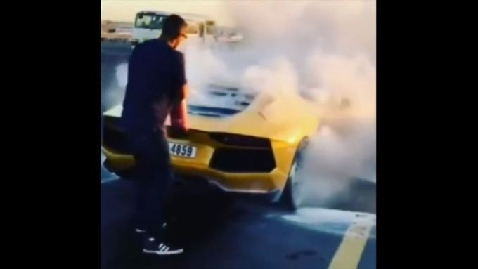 Lamborghini Aventador začalo hořet přímo na silnici v Dubaji. Video natočil náhodný turista.