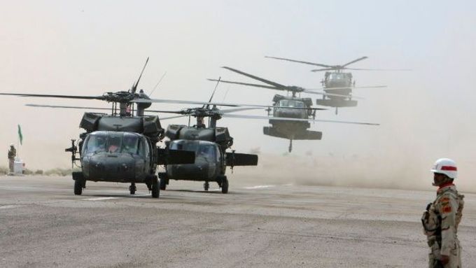 Americké vrtulníky přistávají před vojenskou přehlídkou v irácké Latifíji, 30 kilometrů jižně od Bagdádu. Ilustrační foto