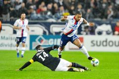 Video: Depay v Lyonu září. Nizozemec sklízí ovace za úžasný gól z poloviny hřiště
