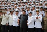 Vůdce KLDR Kim Čong-un tentokrát svojí návštěvou potěšil námořníky...