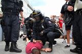 Policisté právě zadrželi jednoho z neonacistů, který napadl shromáždění gayů a lesbiček v centru Brna