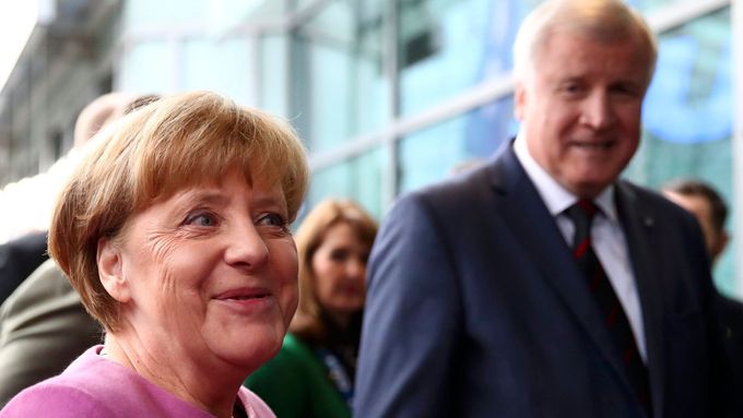 Angela Merkelová a Horst Seehofer přicházejí na setkání špiček CDU/CSU v Mnichově.