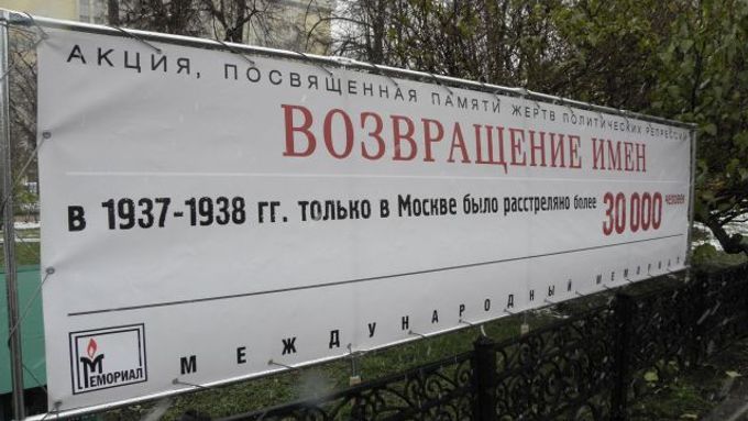 Před sídlem bývalé KGB v Moskvě zněla jména Stalinových obětí